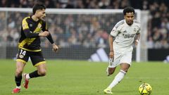 Rodrygo conduciendo el bal�n ante Carlos Mart�n, jugador del Rayo Vallecano