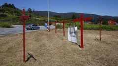 Cruces instaladas de los vecinos de Campa�� en el punto donde arrancar�a la variante