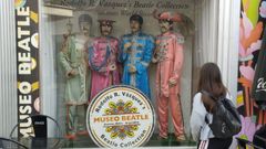 Una ni�a contempla unos maniqu�es de los Beatles vestidos al estilo del �lbum �Sgt. Pepper?s�.