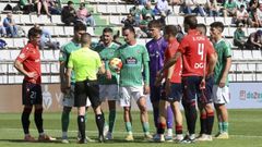 El colegiado se&ntilde;aliz&oacute; penalti favorable al Racing y luego lo anul&oacute; al revisarlo.