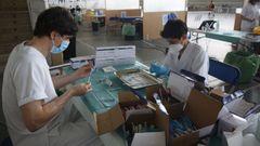 Enfermeros, este s�bado en el recinto ferial de Pontevedra, preparando viales para vacunar