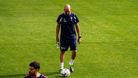 El entrenador del Celta, Claudio Gir�ldez, durante el entrenamiento de este domingo en la Cidade Deportiva Afouteza.