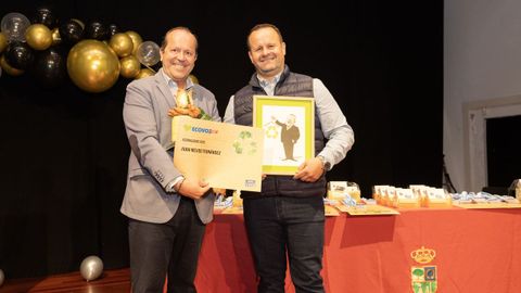 Ecovaledor. El premio recayó en esta ocasión en Juan Mejide Fernández, director xeral de Insertega, una empresa con sede social en Sabón, Arteixo, especializada en la gestión y puesta en valor de materiales de origen textil