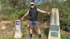 Francesc Paz trae grupos de viajeros catalanes al Camino de Invierno. En la foto, �l mismo junto a uno de los indicadores de esta ruta jacobea en Rodeiro