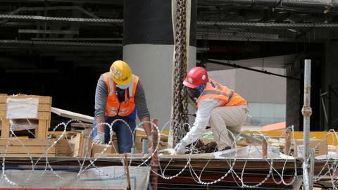 Trabajadores de la construccin usan mascarillas en un edificio en obras en Riad, Arabia Saud