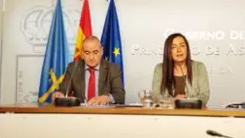 El exdirector general del Consorcio de Transportes de Asturias, Carlos Gonz�lez Lozano, en rueda de prensa