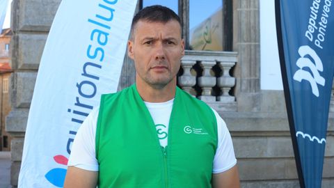 El guardia civil Miguel V�zquez Peteiro, con el chaleco de voluntario de la AECC, este domingo antes de la octava marcha anual contra el c�ncer