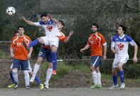 El centrocampista del Porto do Son, Suso Pose, cabecea el bal�n ante la presi�n de Iv�n Cesp�n. 