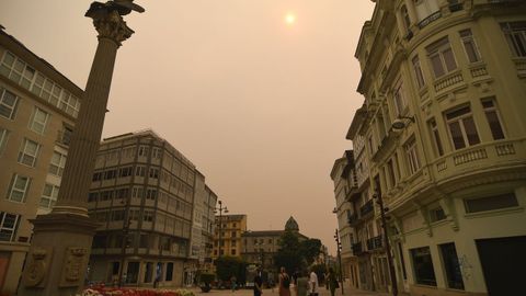 El cielo de Lugo se cubrió por el humo y las partículas de los incendios de Ourense y del centro de Galicia