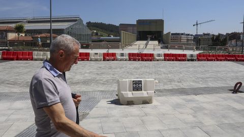 R�a do H�rreo. Con la apertura de la pasarela de la intermodal, los peatones cruzan por el centro de la calzada, pero la remodelaci�n ya incluye un espacio con preferencia peatonal. 