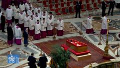 Genevieve Jeanningros, la monja amiga del Papa, llora ante su f�retro