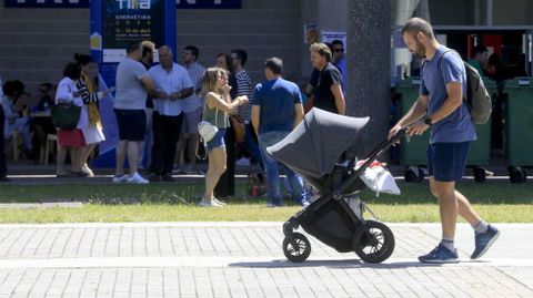 Un padre con un carrito, en una foto de archivo
