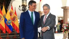 El presidente del Gobierno, Pedro S�nchez, con el de Ecuador, Guillermo Lasso, este jueves en Quito 