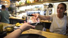 Pago de una consumicin en un local de hostelera de Sanxenxo, donde los salarios son de los ms bajos de la comarca