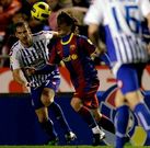 Bojan trata de controlar un bal�n ante el intento de Lopo de impedirlo. 