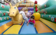 O Curro noi�s se convirti� por una horas en un gran parque de juegos hinchables. 