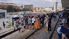 Manifestantes en Gerona interrumpen la circulacin en las estacin de cercanas.