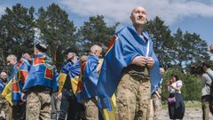 Prisioneros de guerra ucranianos tras ser canjeados por Rusia para volver a casa.