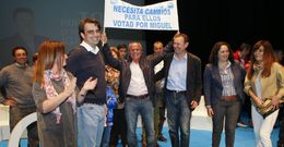 Un animador habitual, entre Diego Calvo y Miguel Ferreiro, anoche en el Pazo. 