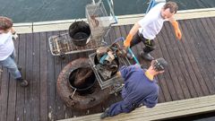 Retiran ms de una tonelada de basura marina del fondo del puerto de Sanxenxo