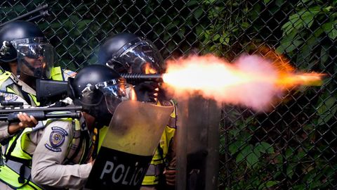 La polic�a venezolana carga contra un grupo de manifestantes en Caracas. 