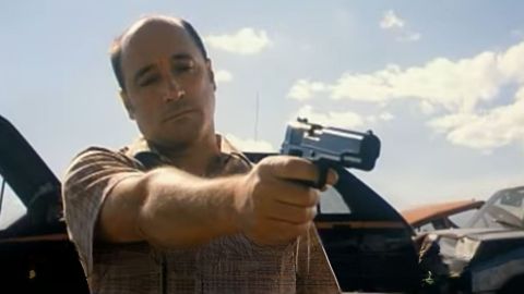 Lena. El actor Roberto López con una pistola en la película Lena, de Gonzalo Tapia.
