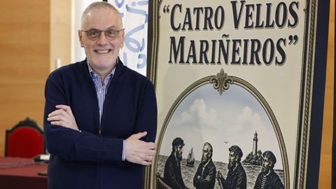 <span lang= gl >Jos� Vivero, no acto deste martes, cun dos carteis que anunciar� a homenaxe do 5 de agosto</span>