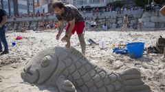 Ni�os y adultos disfrutan del veterano certamen de castillos de arena, que levanta mucha expectaci�n.