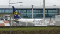 Un avi�n de Ryanair en Lavacolla, en una imagen de archivo