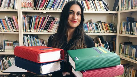 Bel�n Aradas, con dos libros de c�digos judiciales en su rinc�n de la biblioteca de Sada