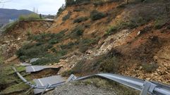 El hundimiento de la mina se trag� unos doscientos metros de la principal carretera de acceso a O Courel