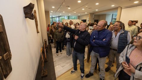 Marcelino de la Sierra, explicando as s�as obras para o p�blico 