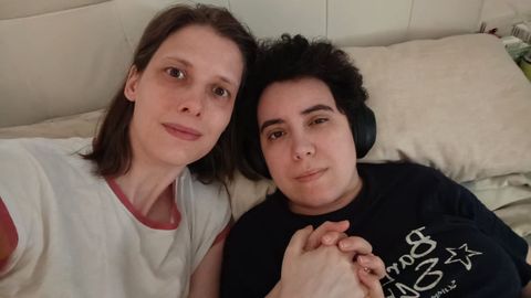 Laura Cayuela, acompa�ada por su mujer y cuidadora�Sara-Jayne Slack (a la izquierda), que har� un reto solidario para visibilizar la encefalomielitis mi�lgica-