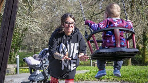 Raquel con el beb� que tiene acogido desde hace 11 meses.