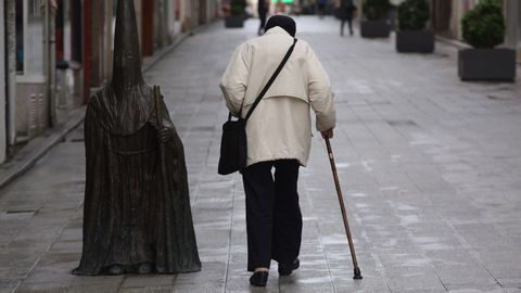 Personas mayores paseando por Ferrol