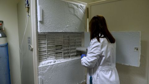 Un ultra congelador abierto. 