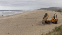 Nuevos equipamientos. Las playas de Carballo ?en la foto, Razo, ayer? estrenar�n equipamientos. El Concello invirti� 111.383 euros en la renovaci�n de las pasarelas de madera de los principales accesos a Razo y Pedra do Sal. El proyecto incluy�, adem�s, la renovaci�n de casi cien metros de barandillas y un nuevo mirador en el caso de Razo. En los dos arenales habr�, adem�s, nuevas pasarelas accesibles enrollables, tambi�n de madera, que se complementar�n con zonas de sombra accesibles.