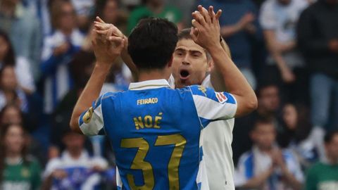 No� Carrillo abraz�ndose a Antonio Hidalgo al final del partido