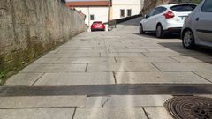 Losas descolocadas y con roturas en uno tramo de la calle pr�ximo al colegio