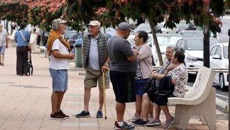 Un grupo de personas mayores en un banco.