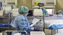 Dos profesionales del Sergas, en el laboratorio de un hospital p�blico de Vigo, en una imagen de archivo.