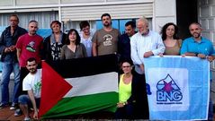 Los nacionalistas con la bandera del partido y la de Palestina.