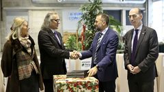 El director de la Fundaci�n Mayeusis y el gerente del �rea sanitaria se estrechan la mano, ante Corina Porro y Jes�s V�zquez Almu��a