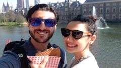 Alejandro Manzano y su pareja, Fl�via, en La Haya