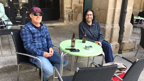 Jos Luis Ballestero y Francisco Rodrguez en la terraza del Druida, en la Praza Maior de Ourense