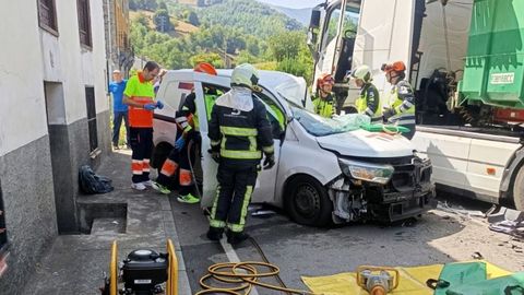 Un herido grave al colisionar una furgoneta y un camión en Cibuyu, Cangas del Narcea