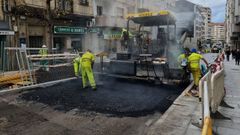 Obras de asfaltado en la calle Celso Emilio Ferreiro, en la capital ourensana.