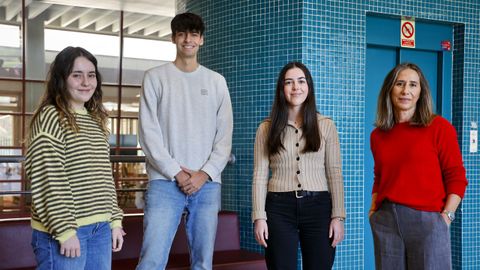 De izquierda a derecha, Irene Lago, Hugo Costoya y Luc�a Bardanca, alumnos del �ltimo curso del grado en Inteligencia Artificial de la Universidade da Coru�a; y Bertha M. Guijarro, coordinadora del nuevo grado, puesto en marcha junto con la USC y la UVigo.