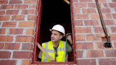 perez.El arquitecto t�cnico Roberto P�rez, en una obra en marcha en la zona de Xaz, en Oleiros, en el mes de mayo
