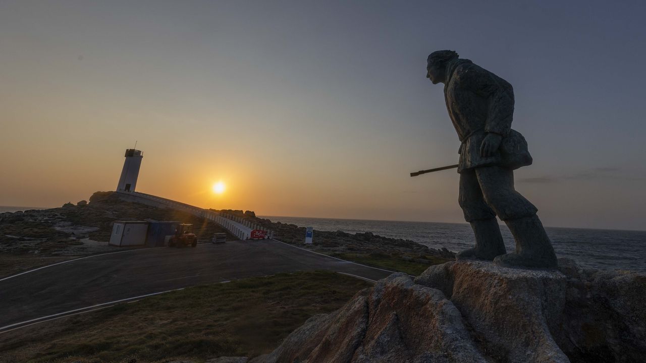 El monumento al percebeiro de Corme encuentra nuevo hogar a los pies del faro